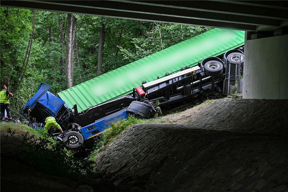 Ein Lastwagen ist auf der A96 bei Wangen verunglückt.Jason Tschepljakow/dpa
