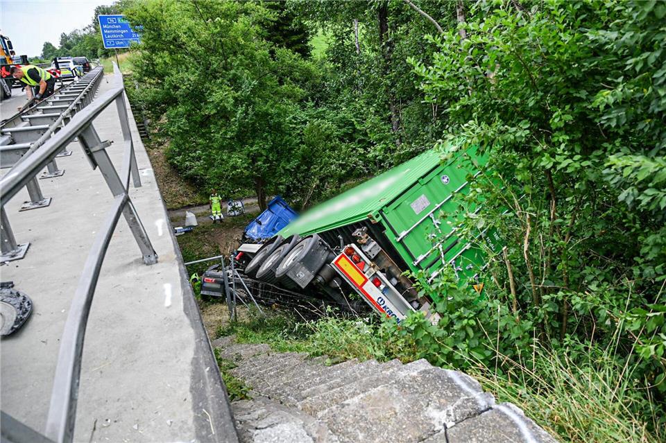 Ein Lastwagen ist auf der A96 bei Wangen verunglückt.Jason Tschepljakow/dpa