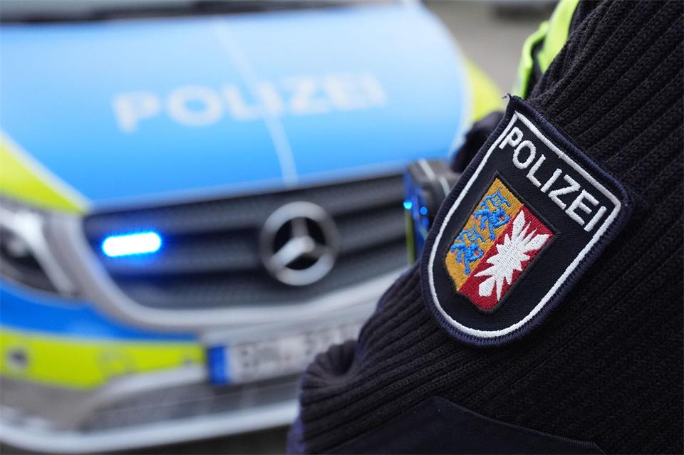 Ein Lastwagen kommt von der Fahrbahn ab und bleibt seitlich liegen. (Symbolbild)Marcus Brandt/dpa