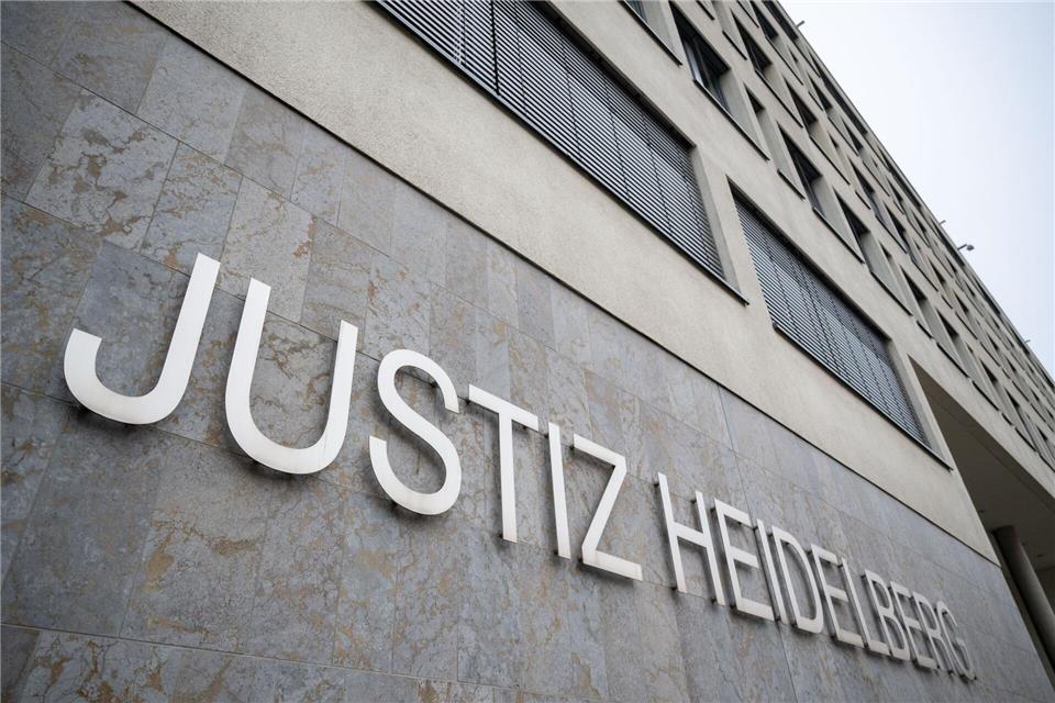 Ein Lastwagenfaher soll zwei Frauen im „toten Winkel“ übersehen haben. (Archivbild)Marjian Murat/dpa