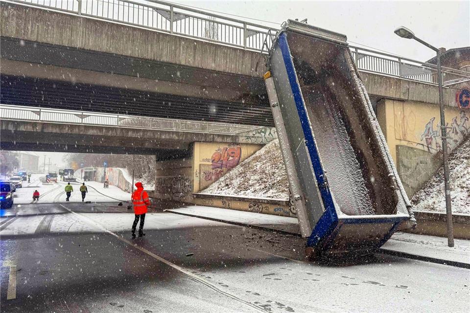 Lkw rammt Brücke in Leipzig - Bahnstrecke gesperrt Ein Lastwagenunfall an einer Bahnbrücke in Leipzig hat zu Behinderungen im Zugverkehr nach Chemnitz gesorgt.-/EHL Media/dpa