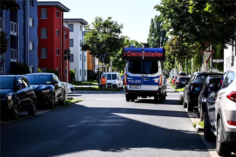 Ein Lautsprecherwagen fährt durch ein Wohngebiet in Adlershof im Bezirk Treptow-Köpenick.Britta Pedersen/dpa