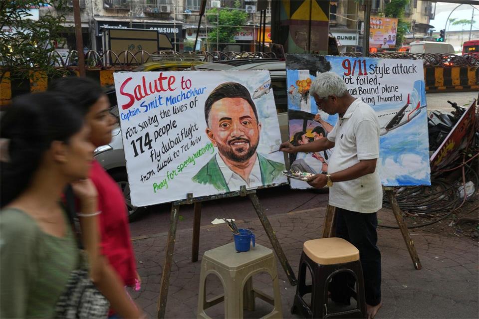 Ein Lehrer in Mumbai malt ein Porträt zu Ehren des indischen Piloten Smit Machchhar, der bei der Gewalttat verletzt wurde.Rafiq Maqbool/AP/dpa