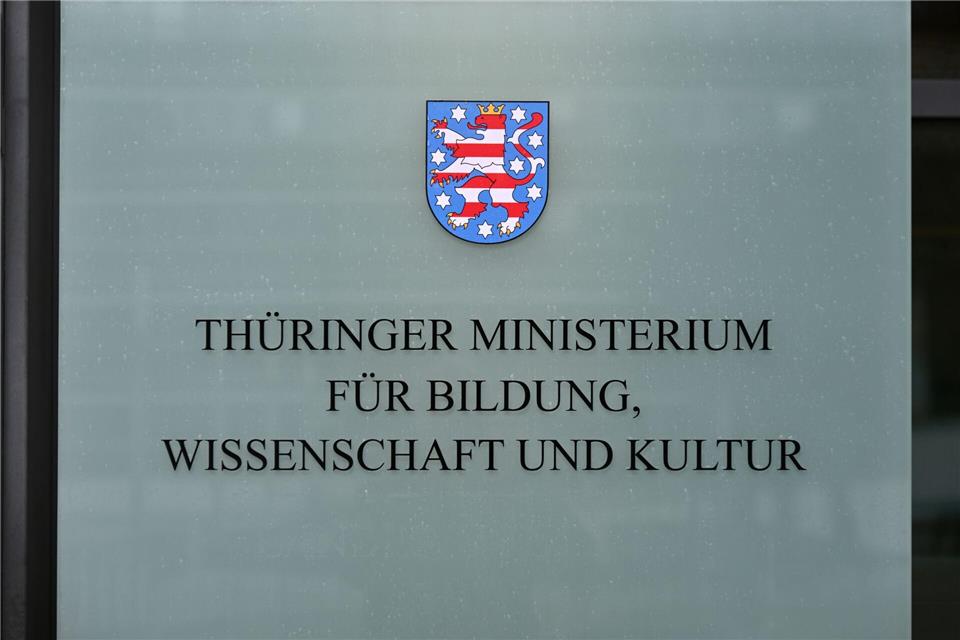 Ein Lehrer soll an einer Schule in Saalfeld ein Foto mit Anti-AfD-Schriftzug manipuliert haben. (Archivbild) Martin Schutt/dpa