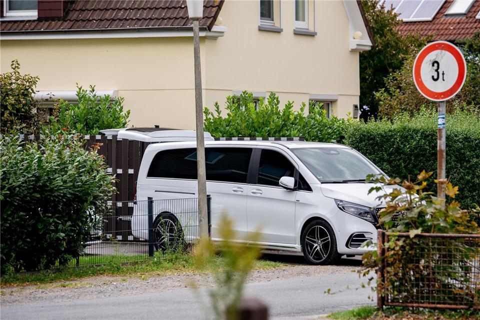 Ein Leichenwagen vor dem Wohnhaus.Hauke-Christian Dittrich/dpa