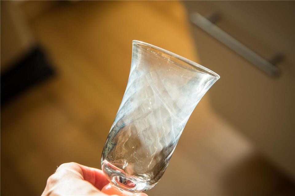 Top oder Flop: Bekommt man so milchige Gläser wieder klar? Ein Lifehack verspricht, dass milchige Gläser mit einem in Wasser aufgelösten Gebissreiniger-Tab wieder klar werden sollen.Christin Klose/dpa-tmn