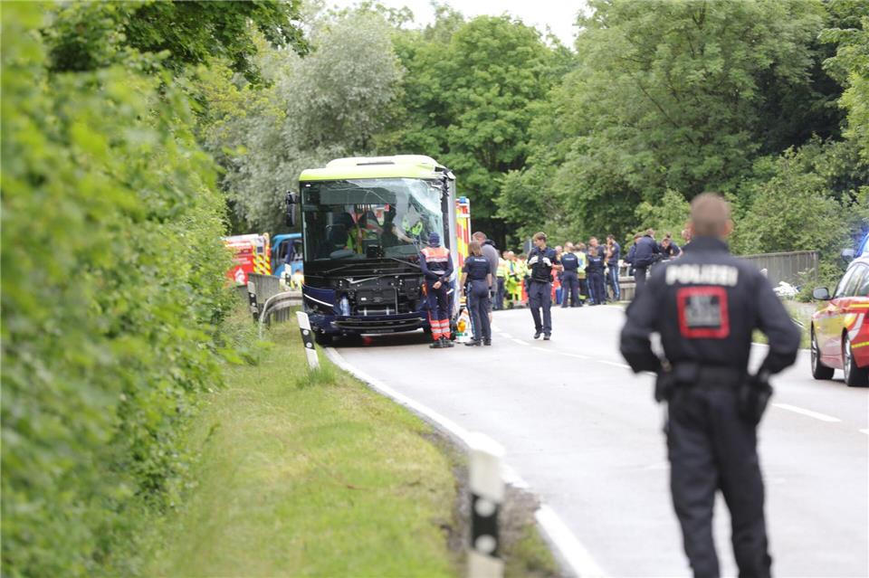 Ein Linienbus und ein Reisebus waren auf einer Staatsstraße im Landkreis Dachau zusammengestoßen.Ralf Zwiebler/dpa