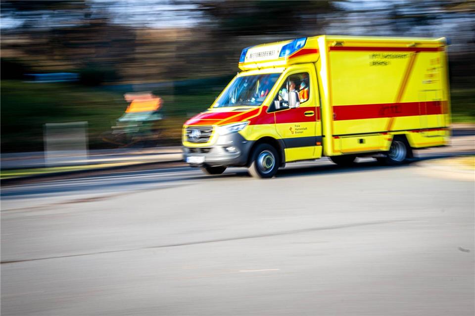 Ein Lkw-Fahrer übersieht einen 87 Jahre alten Radfahrer. (Symbolbild)Sina Schuldt/dpa