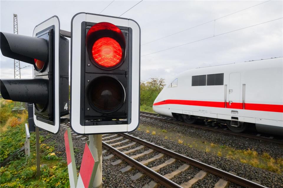 Ein Lkw-Unfall sorgte für Umleitungen und Ausfälle bei der Bahn. (Symbolbild)Julian Stratenschulte/dpa