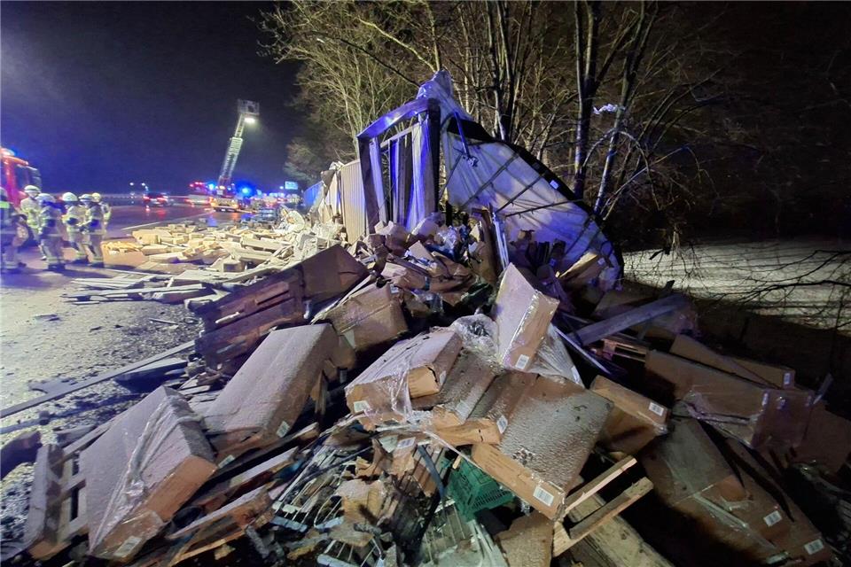 Ein Lkw ist auf der Autobahn 1 zwischen der Anschlussstelle Brinkum und dem Dreieck Stuhr gegen die Lärmschutzwand geprallt.Kai Moorschlatt/dpa