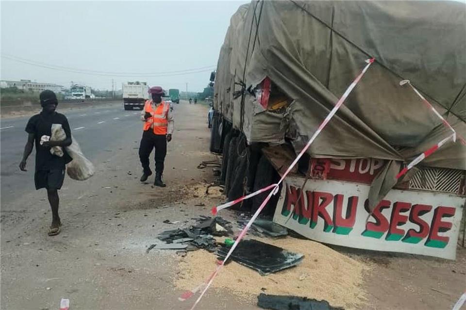Ein Lkw spielte bei dem Unfall eine Rolle.Uncredited/Federal Road Safety Corps/AP/dpa