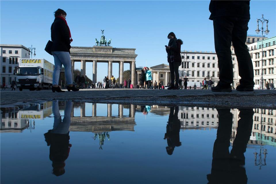 Ein Lkw von Starcar steht am Brandenburger Tor. (Archivbild) picture alliance / Ralf Hirschberger/dpa-Zentralbild/ZB