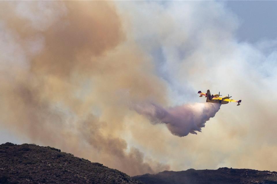 Rhodos kämpft gegen das Feuer - und bangt um Tourismuus Ein Löschflugzeug Nahe der Ortschaft Gennadi.