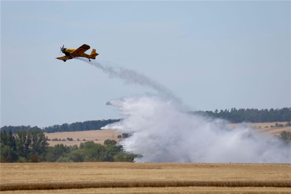 Ein Löschflugzeug des Landkreises Harz unterstützte die Löscharbeiten bei dem Flächenbrand.Matthias Bein/dpa