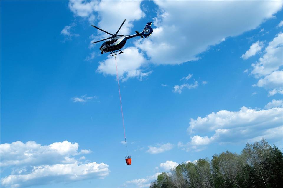 Ein Löschhubschrauber im Einsatz. (Symbolbild)Pia Bayer/dpa