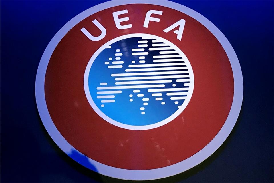 Champions-League-Finale frei empfangbar im ZDF Ein Logo der UEFA hängt beim Kongress des UEFA-Dachverbandes im „Beurs van Berlage“.