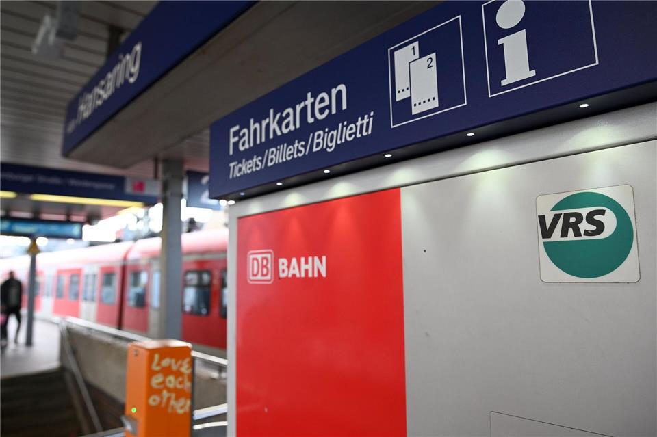 Ein Logo des Verkehrsverbundes Rhein-Sieg klebt an einem Fahrkartenautomaten. (Archivbild)Henning Kaiser/dpa