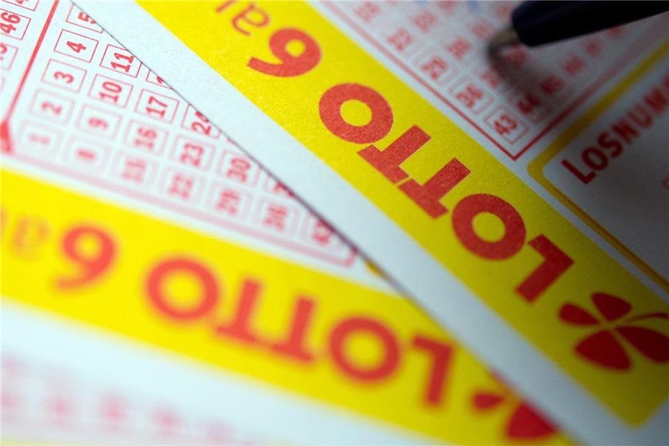 Ein Lotto-Gewinner oder eine -Gewinnerin kann sich über einen Millionenbetrag freuen. (Archivbild)Inga Kjer/dpa