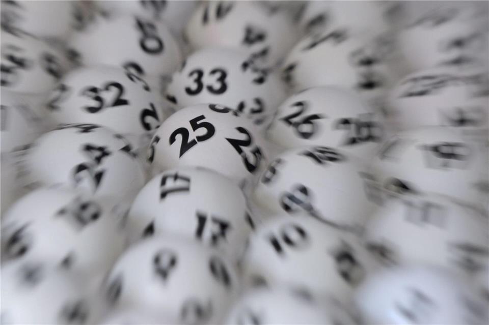 Ein Lottospieler in Schleswig-Holstein freut sich über einen Millionengewinn. (Symbolbild)Arne Dedert/dpa