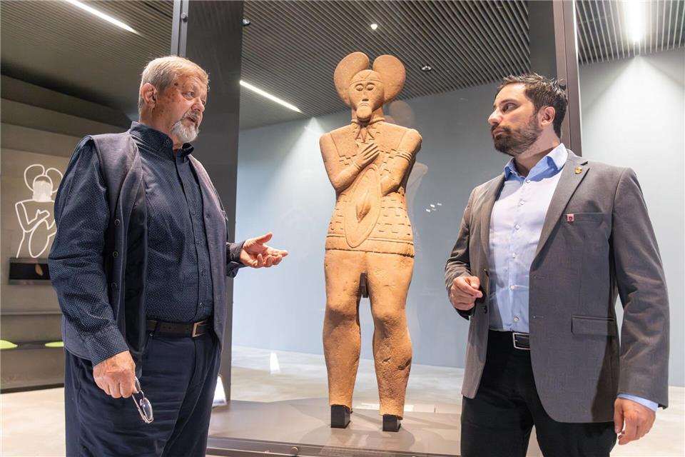 Ein Luftbild, das Werner Erk (li.) 1988 vom Glauberg aufnahm, ebnete den Weg zur Entdeckung des weltberühmten Keltenfürsten. Marcus Coesfeld (re.) leitet das Museum, das zur Präsentation der Statue und weiterer Fundstücke errichtet wurde.  Christian Lademann/dpa