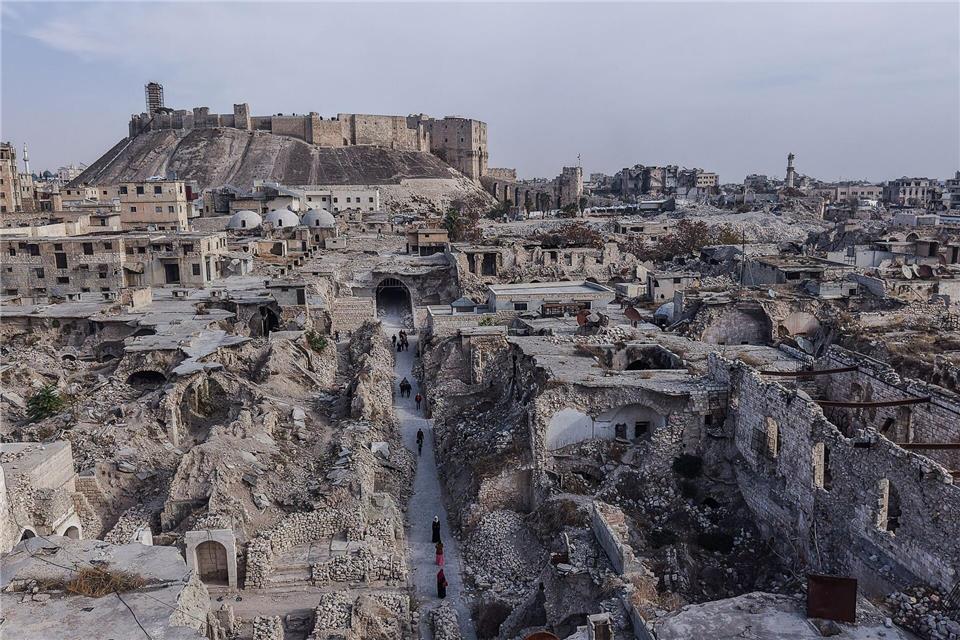 Ein Luftbild zeigt die Zerstörung in der Stadt Aleppo vor dem ersten Jahrestag der Befreiung der Stadt.Moawia Atrash/dpa