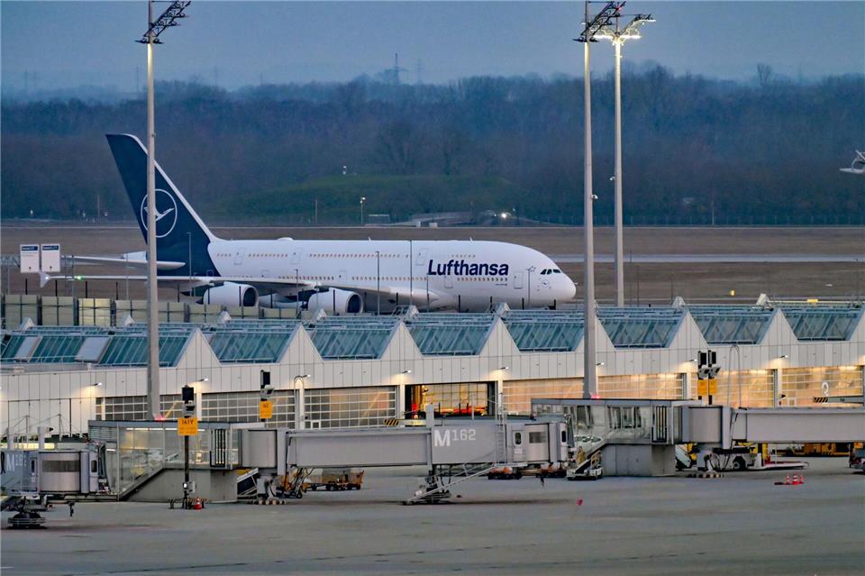 Ein Lufthansa-Airbus A380 aus Abu Dhabi ist in München ohne Passagiere gelandet.Malin Wunderlich/dpa