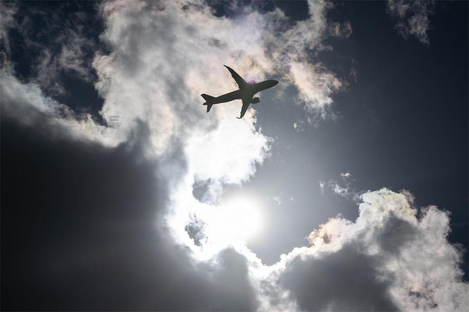Ein Lufthansa-Flug aus Frankfurt am Main musste wegen einer brennenden Powerbank umgeleitet werden. (Illustration)Boris Roessler/dpa