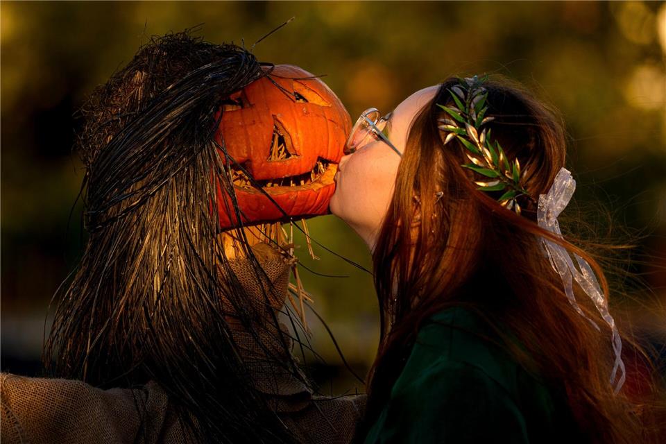 Bilder des Tages  Ein Mädchen posiert für einen Freund und küsst einen Kürbis auf dem West Side Hallo Fest, dem größten Halloween-Festival des Landes, in Bukarest.Andreea Alexandru/AP/dpa
