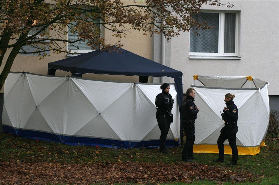 Ein Mädchen stürzte am Samstag in Bremen aus einem Fenster und erlag seinen Verletzungen. (Archivfoto)Kai Moorschlatt/dpa