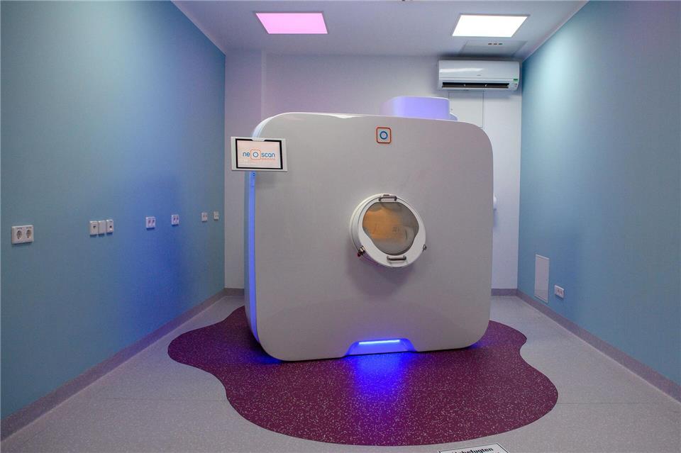 Ein Magnetresonanztomographie-System (MRT) für Kleinkinder und Babys steht in einem Raum des Universitätsklinikums Magdeburg.Klaus-Dietmar Gabbert/dpa