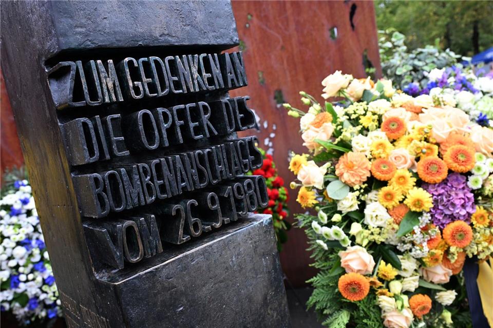 Ein Mahnmal am Wiesn-Eingang erinnert an die schreckliche Tat. Felix Hörhager/dpa