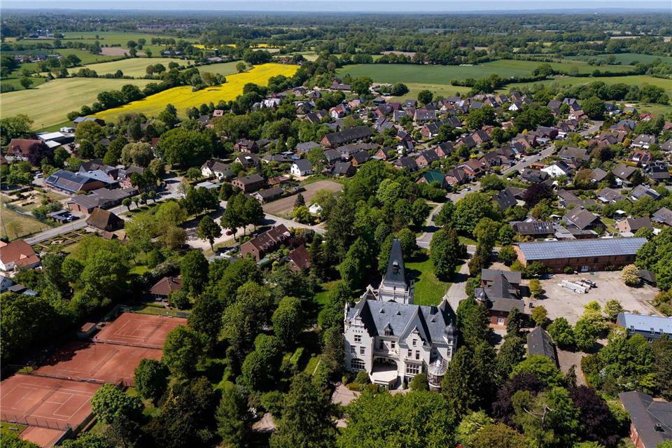 Ein Maklerunternehmen hat das Schloss nun im Angebot.Frank Molter/dpa