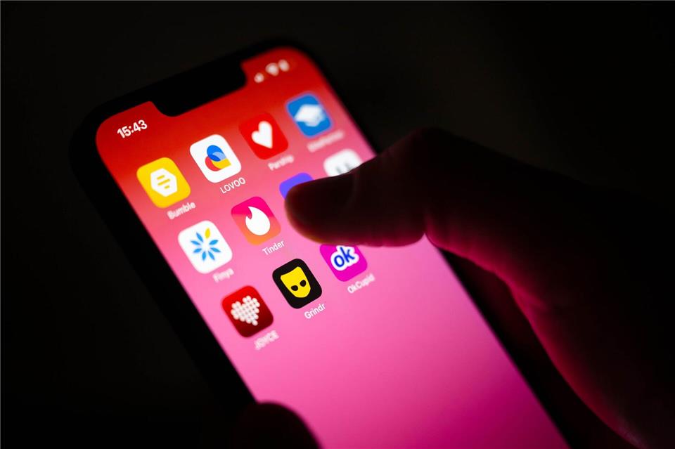 Ein Mann aus Jena verliert über 150.000 Euro beim Online-Dating. (Symbolbild)Sina Schuldt/dpa