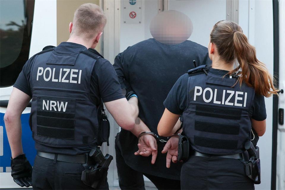 Ein Mann aus dem Umfeld der „Hells Angels“ wird in Duisburg abgeführt.Christoph Reichwein/dpa