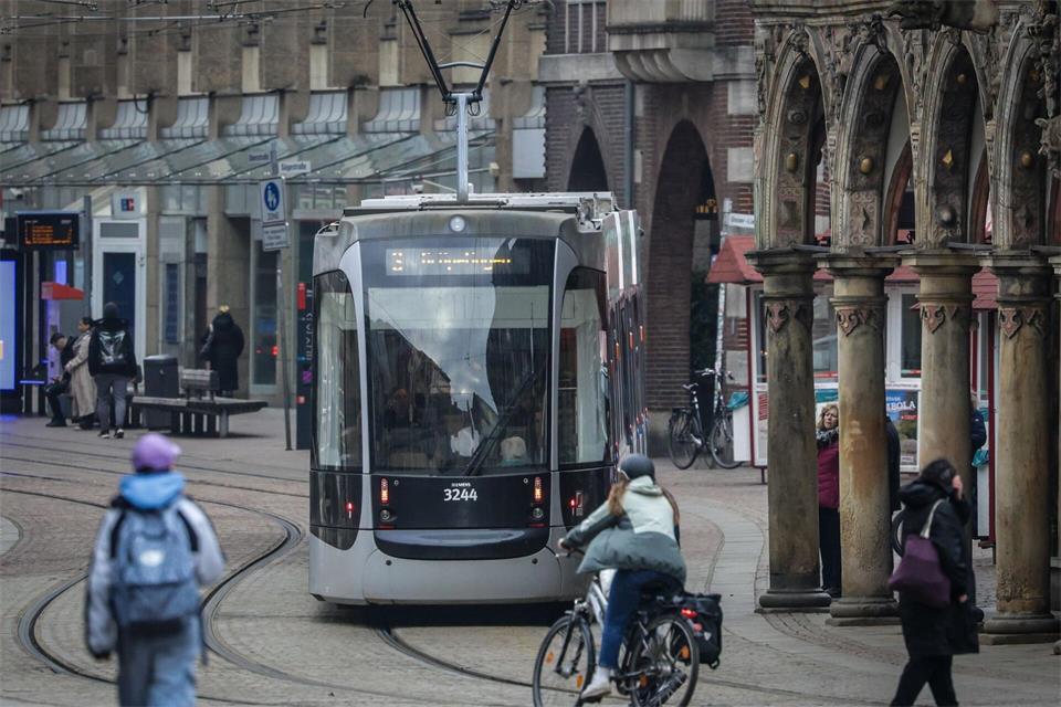 Ein Mann beleidigt drei Kinder in einer Straßenbahn rassistisch - ein 25-Jähriger stellt sich dazwischen. (Symbolbild)Focke Strangmann/dpa