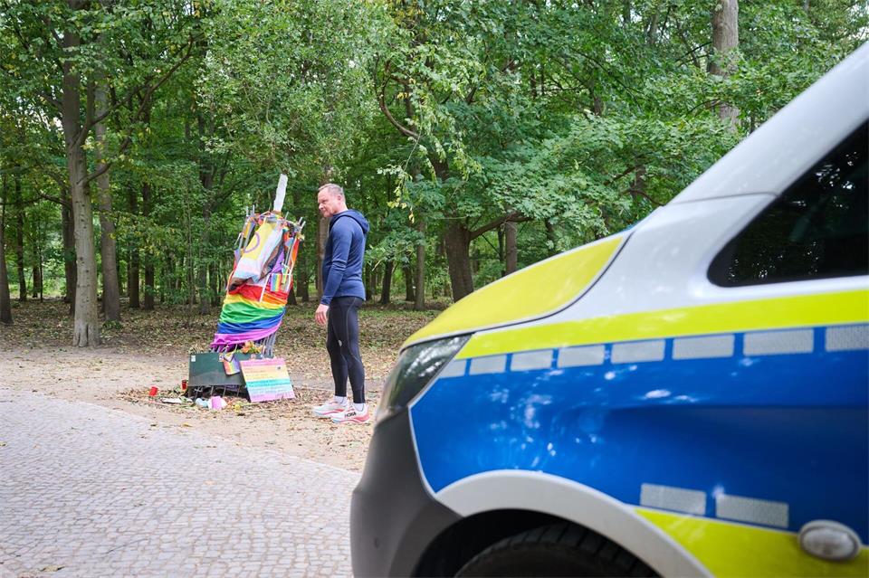 Ein Mann betrachtet den beschädigten CSD-Gedenkbaum, die Polizei ist vor Ort.Annette Riedl/dpa