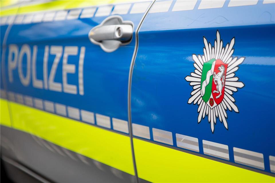 Ein Mann betritt mit schweren Verletzungen eine Polizeiwache in Datteln. (Symbolbild)Friso Gentsch/dpa