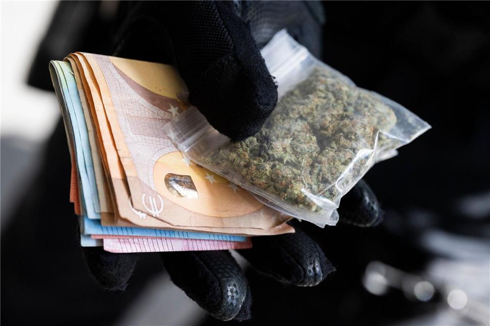 Ein Mann bot verdeckten Polizisten Drogen zum Kauf an. (Symbolbild)Boris Roessler/dpa