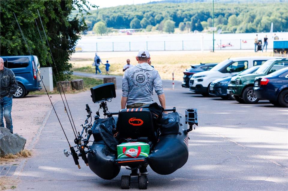 Ein Mann bringt sein Angelboot vom Parkplatz hinunter zum Bostalsee.Laszlo Pinter/dpa
