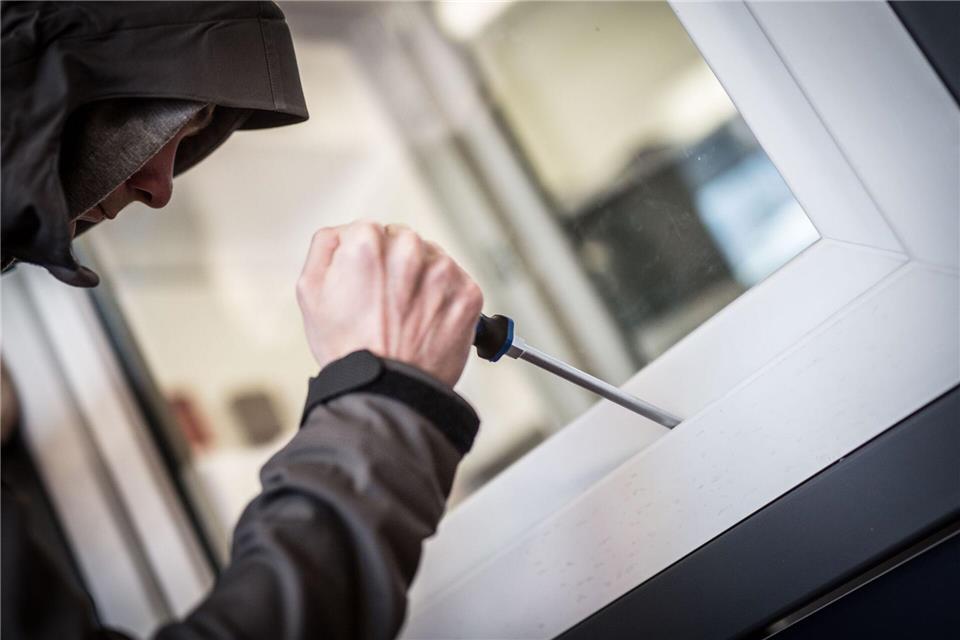 Ein Mann demonstriert in der polizeilichen Beratungsstelle, wie Einbrecher Fenster aufhebeln. (Symbolbild) Frank Rumpenhorst/dpa