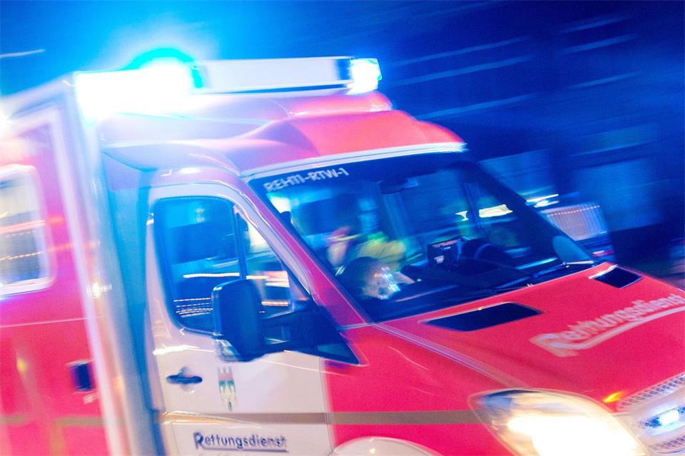 Ein Mann erliegt im Krankenhaus seinen Verletzungen. (Symbolbild)Marcel Kusch/dpa