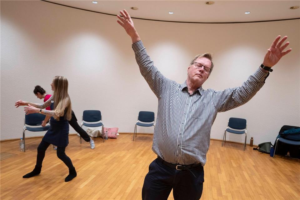 Ein Mann folgt dem Takt der Musik.Boris Roessler/dpa