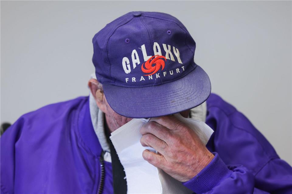 Ein Mann fordert wegen sexuellen Missbrauchs eine Million Euro Entschädigung von der katholischen Kirche - bei einer Pressekonferenz wischt er sich mit einem Tuch über das Gesicht. Oliver Berg/dpa