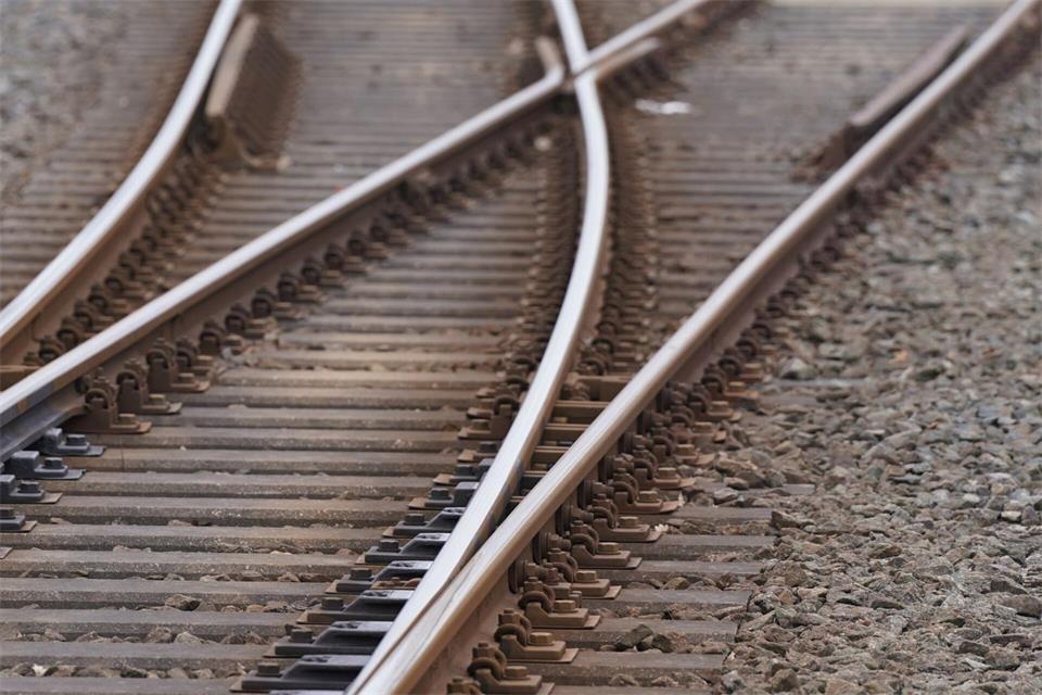 Ein Mann fuhr auf dem Stoßdämpfer einer Regionalbahn mit. (Symbolbild)Marcus Brandt/dpa