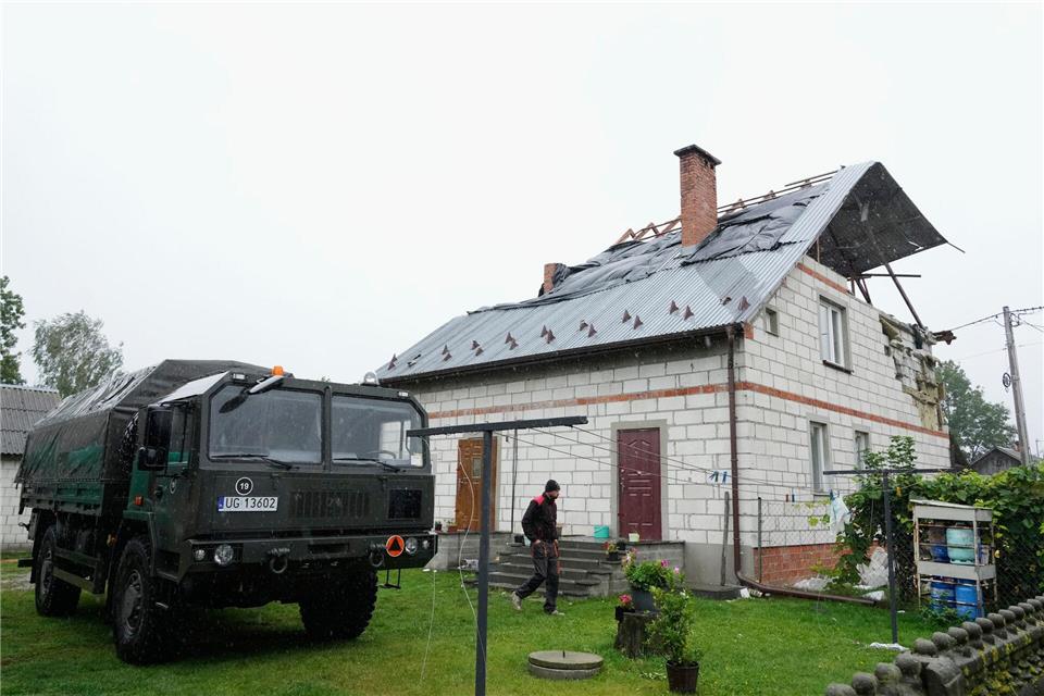 Ein Mann geht an einem beschädigten Haus vorbei, nachdem russische Drohnen den polnischen Luftraum verletzt haben. (Archivbild)Czarek Sokolowski/AP/dpa