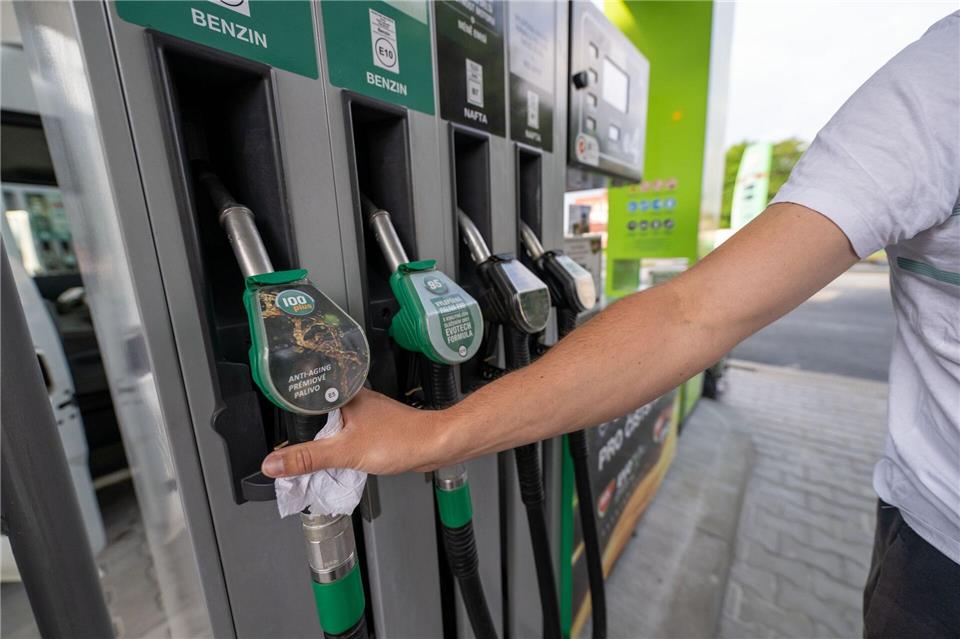 Ein Mann greift an einer Tankstelle in Tschechien zur Zapfpistole. (Archivbild)Pia Bayer/dpa