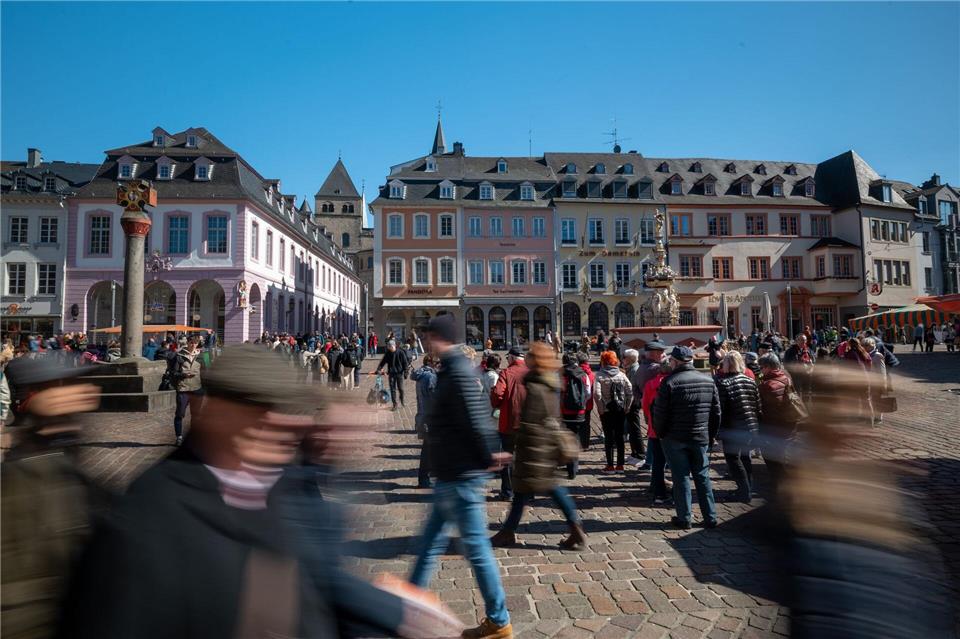Ein Mann griff in der Trierer Innenstadt zu Messern. (Symbolbild)Harald Tittel/dpa