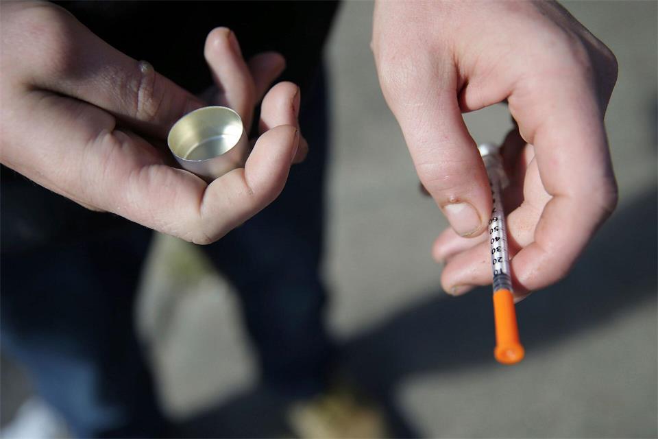 Ein Mann hält eine Spritze für eine Fentanyl-Injektion in der Hand. (Symbolbild)David Maialetti/The Philadelphia Inquirer/AP/dpa