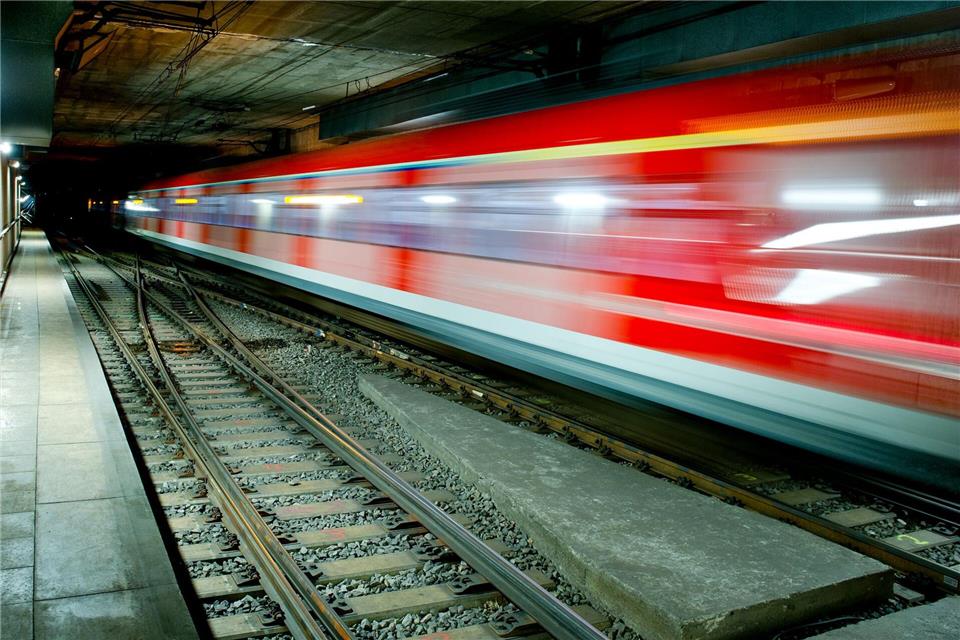 Ein Mann hat eine Frau vor einer einfahrenden S-Bahn in die Gleise gestoßen - nun steht er vor Gericht. (Symbolbild)Christoph Schmidt/dpa