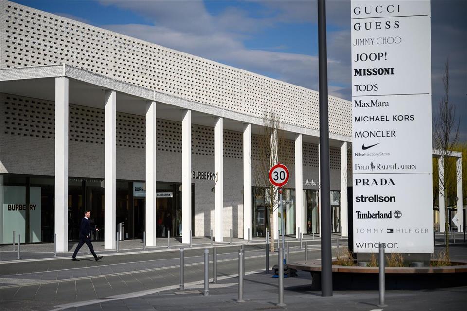 Ein Mann hat in einem Bekleidungsgeschäft Luxusware gestohlen. (Archivbild)Sebastian Gollnow/dpa